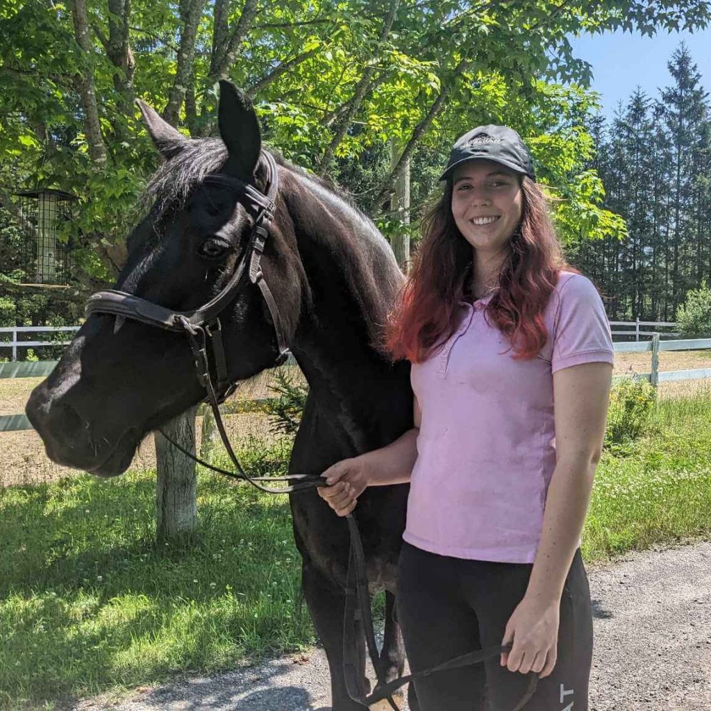 Héloïse, fondatrice et prestataire de services, accompagnée de sa jument Maggie.